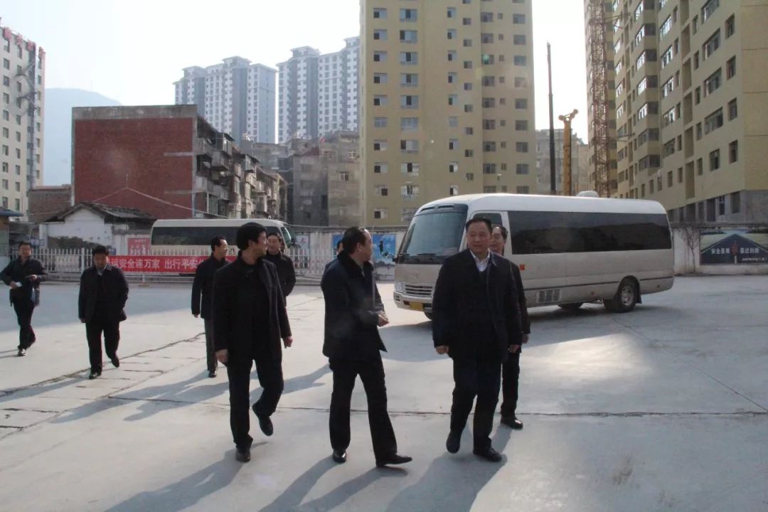 隴南市委常委、常務(wù)副市長(zhǎng)張慶宏、副市長(zhǎng)徐世林、市人大副主任陳榮等一行深入隴運(yùn)集團(tuán)公司武都汽車(chē)站開(kāi)展春節(jié)前走訪慰問(wèn)活動(dòng)