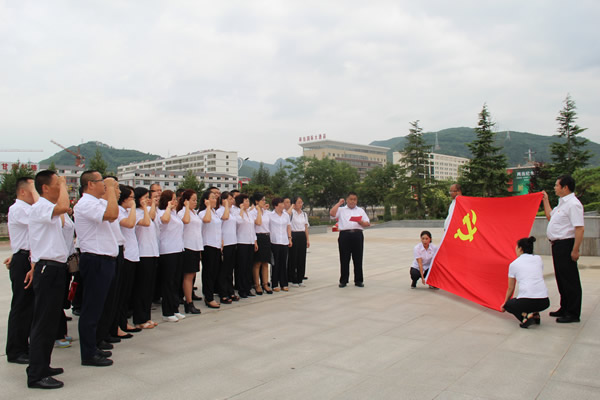 隴運(yùn)集團(tuán)公司黨委開展慶祝建黨97周年“緬懷先烈，砥礪奮進(jìn)”主題黨日活動(dòng)