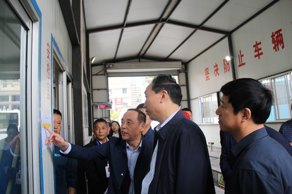 市安委辦主任、安監(jiān)局局長(zhǎng)李永宏一行到隴運(yùn)集團(tuán)公司檢查指導(dǎo)工作
